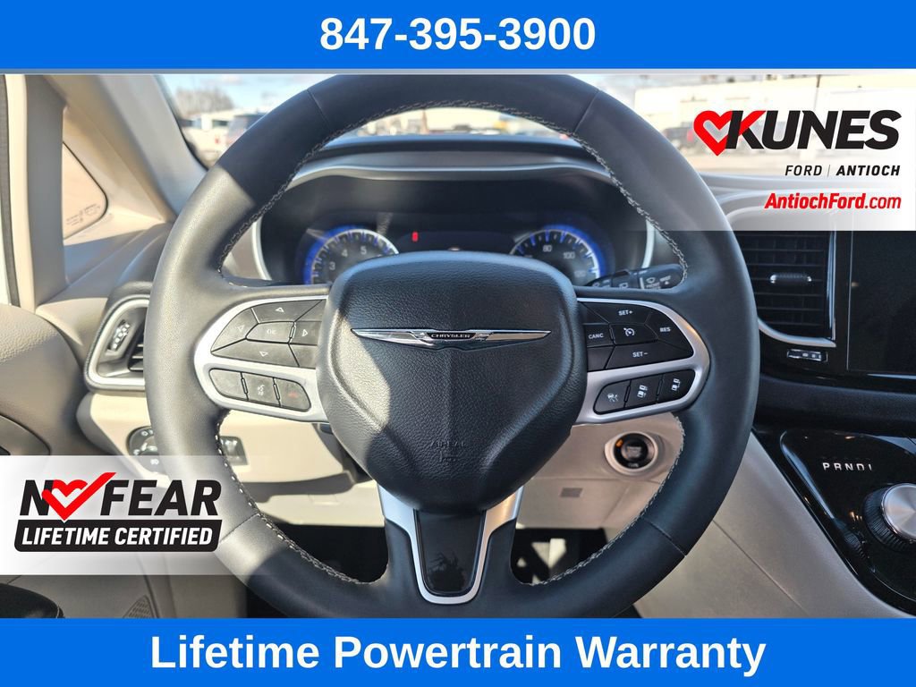 Used 2024 Chrysler Pacifica Touring-L image 42