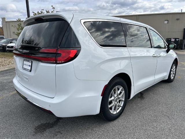 Used 2024 Chrysler Pacifica Touring-L image 4