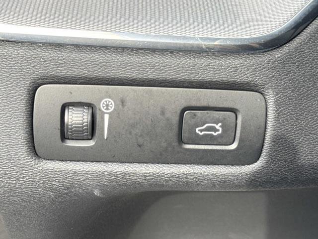 Used 2022 Volvo XC60 B5 R-Design w/ Advanced Package image 18