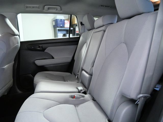 Used 2022 Toyota Highlander LE AWD/4WD image 14