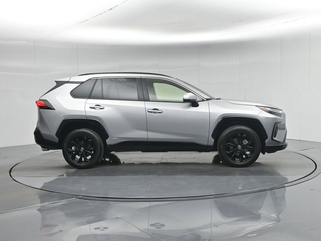 Used 2025 Toyota RAV4 SE image 28