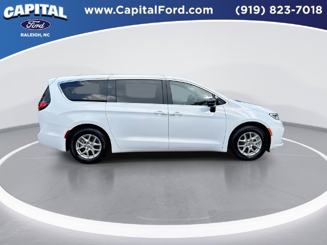 Used 2025 Chrysler Pacifica Select FWD image 9