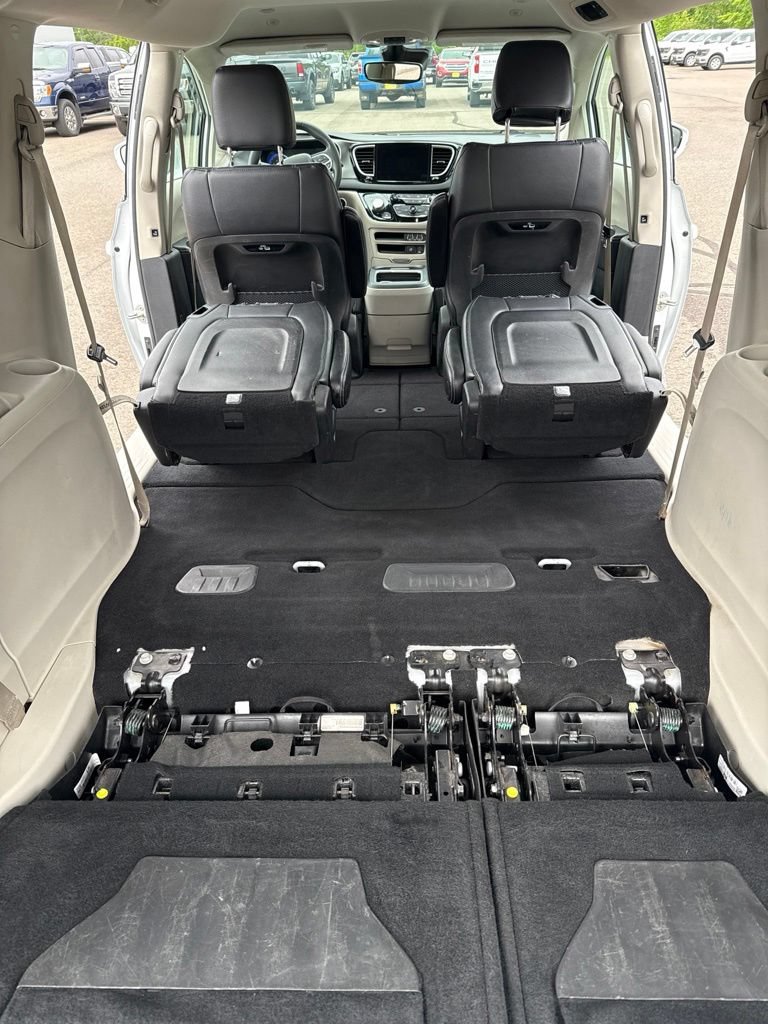Used 2022 Chrysler Pacifica Touring-L FWD image 7