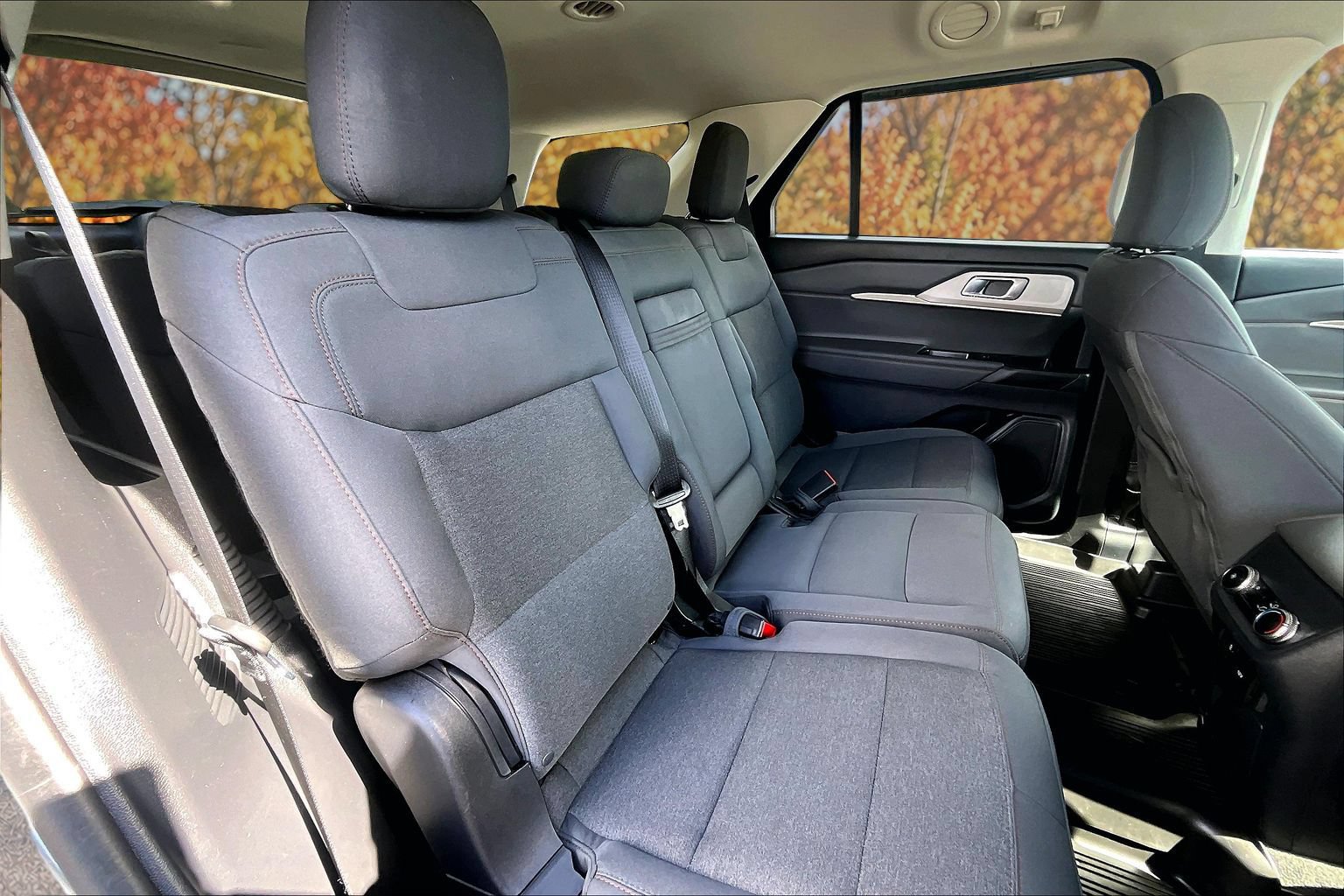 Certified 2025 Ford Explorer Active RWD image 30