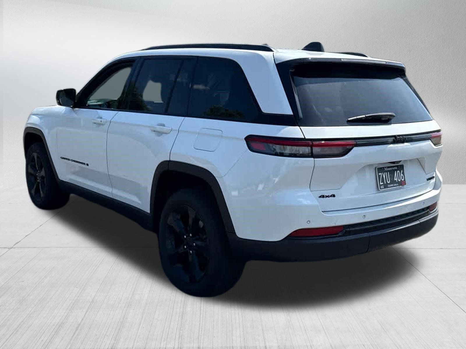 Used 2024 Jeep Grand Cherokee Limited w/ Black Appearance Package AWD/4WD image 8