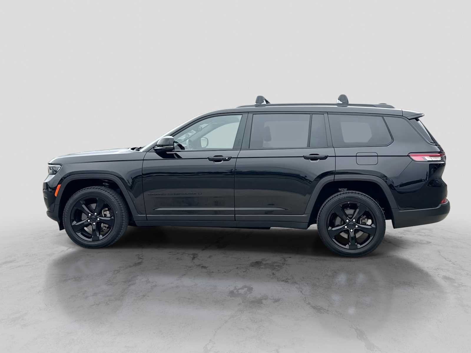 Used 2023 Jeep Grand Cherokee L Laredo AWD/4WD image 3