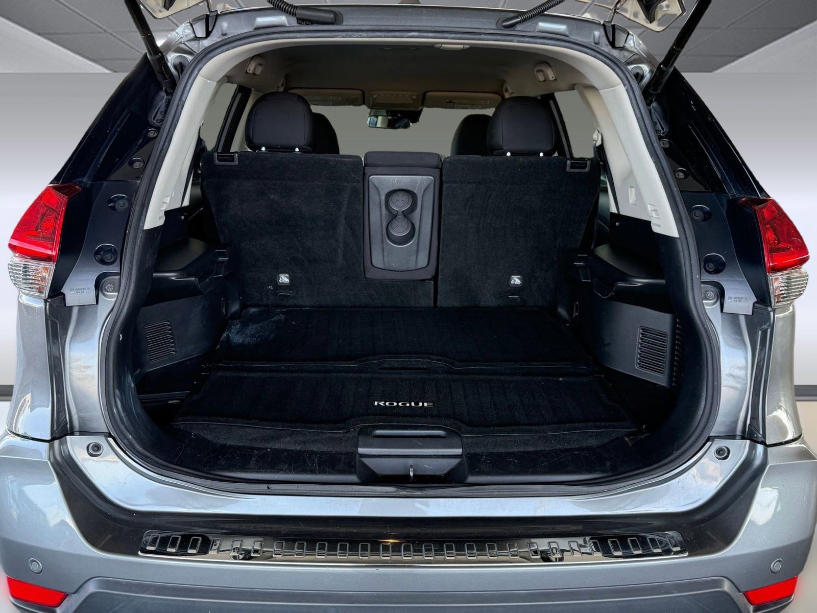 Used 2019 Nissan Rogue SV w/ Premium Package FWD image 31