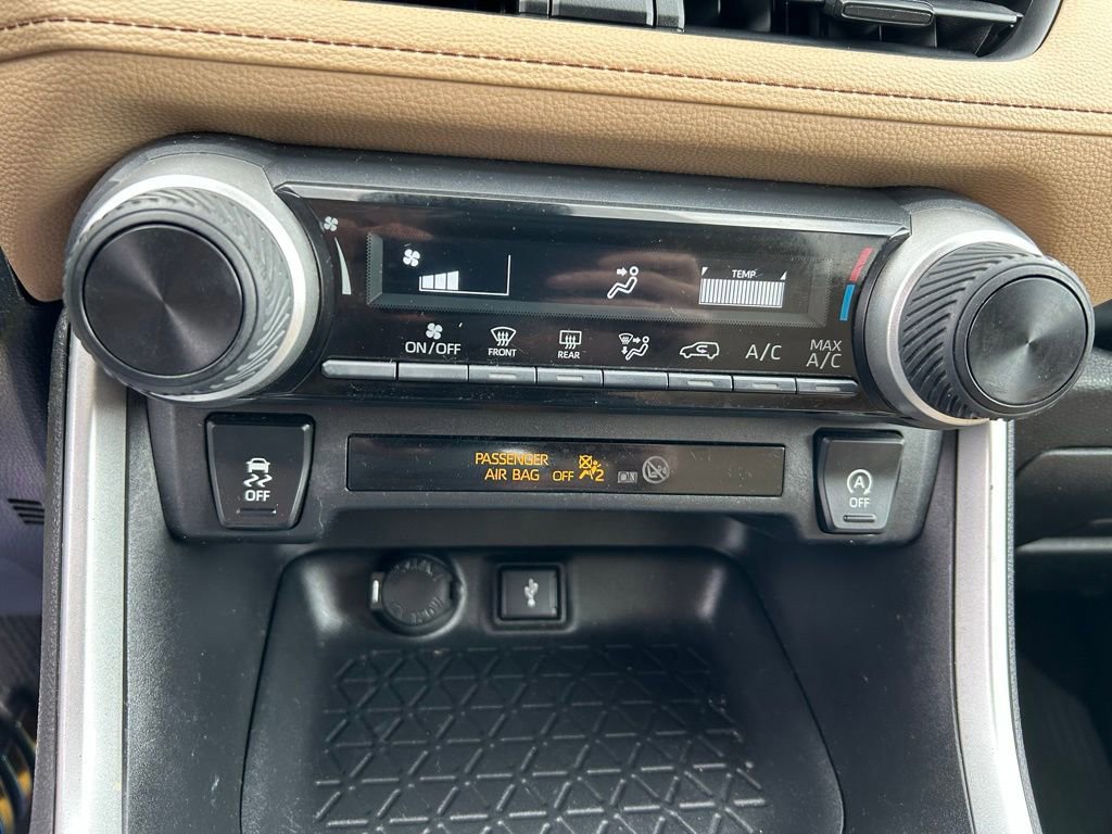 Used 2021 Toyota RAV4 LE AWD/4WD image 25