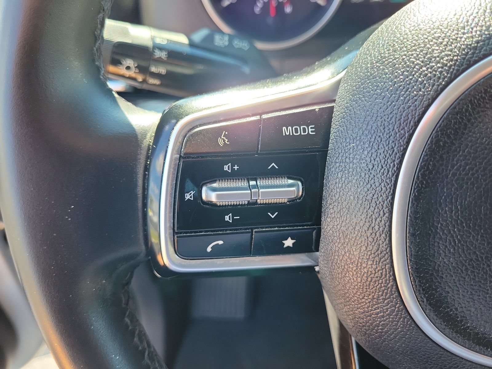 Used 2022 Kia Carnival LX FWD image 19