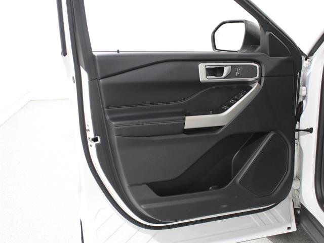 Certified 2022 Ford Explorer XLT w/ Equipment Group 202A image 5