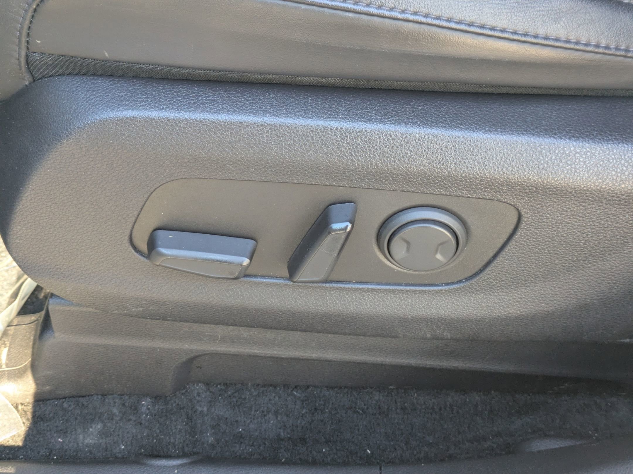 Used 2024 Kia Carnival EX image 13