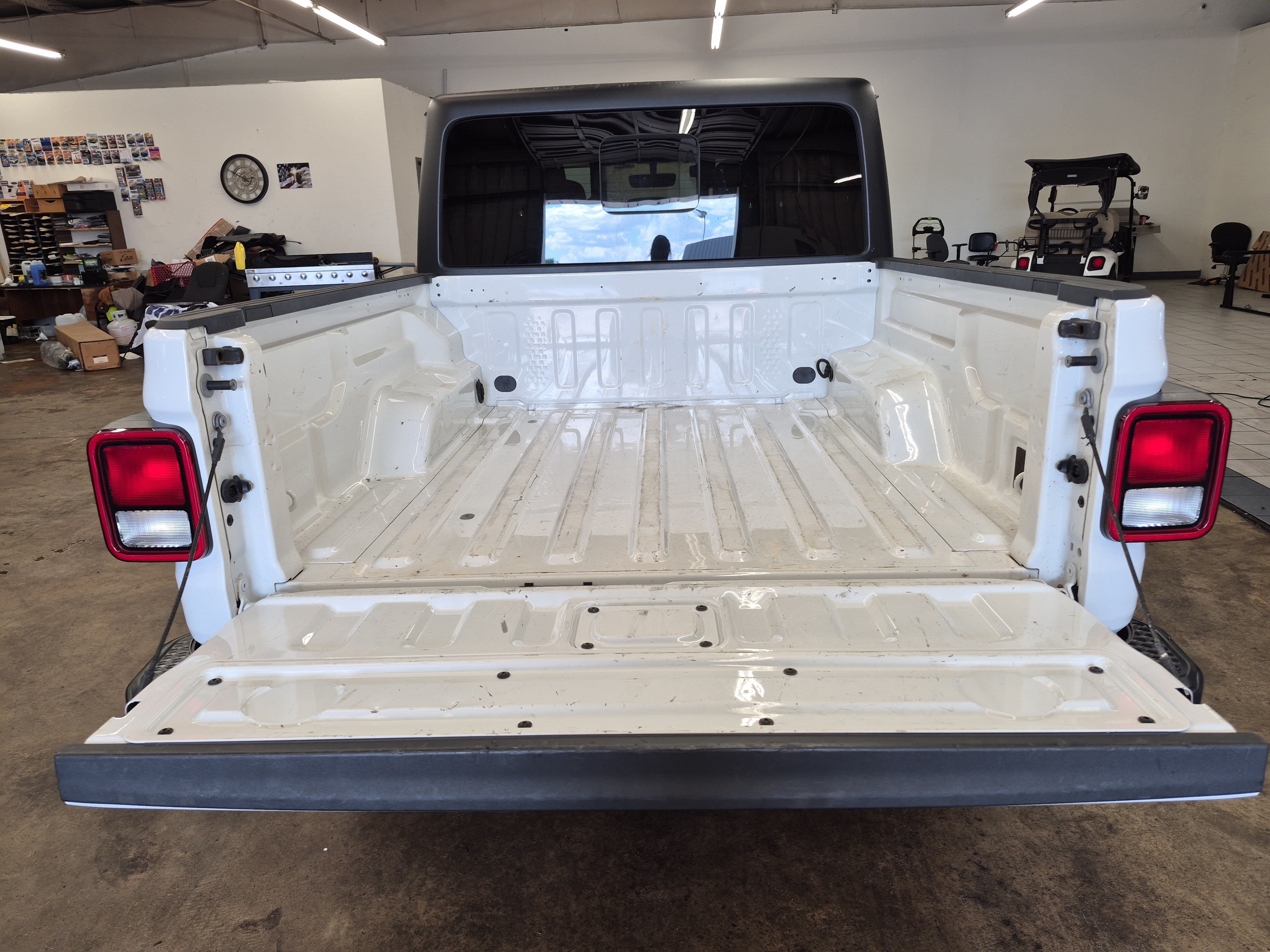 Used 2023 Jeep Gladiator Overland AWD/4WD image 8