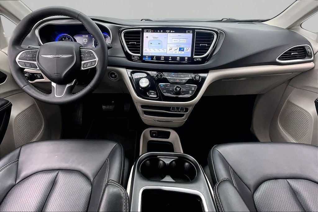 Used 2024 Chrysler Pacifica Touring-L FWD image 16