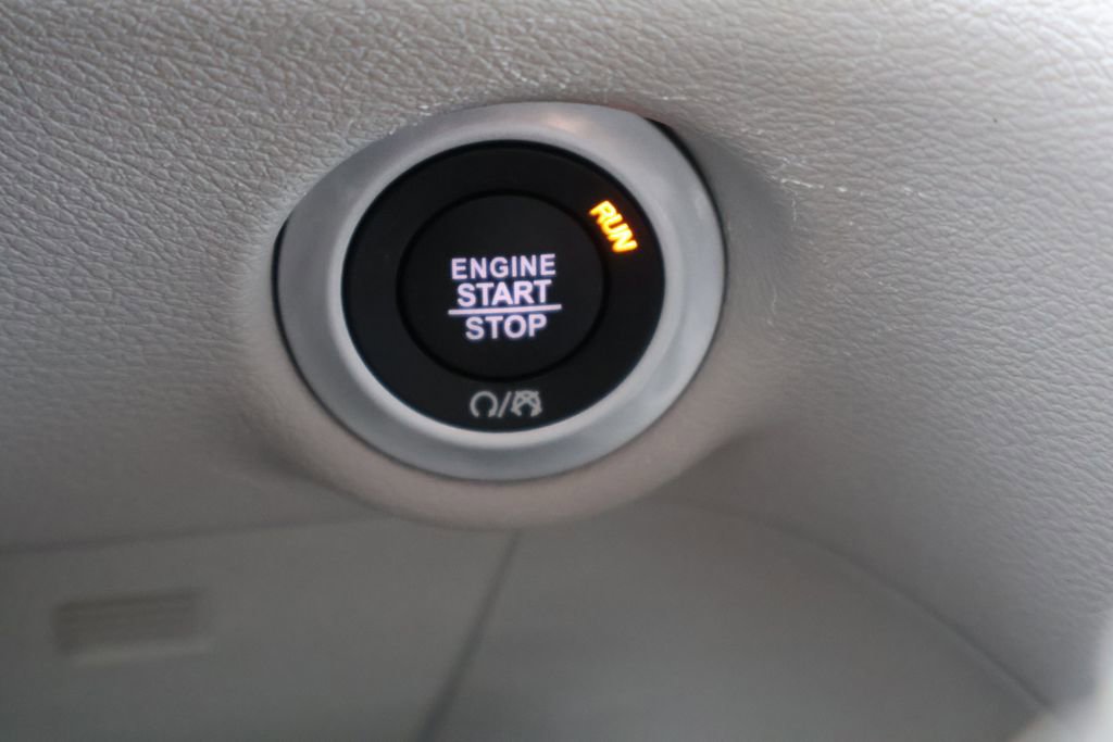 Used 2024 Chrysler Pacifica Touring-L FWD image 9