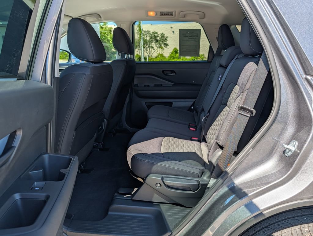 Used 2025 Nissan Pathfinder SV FWD image 23