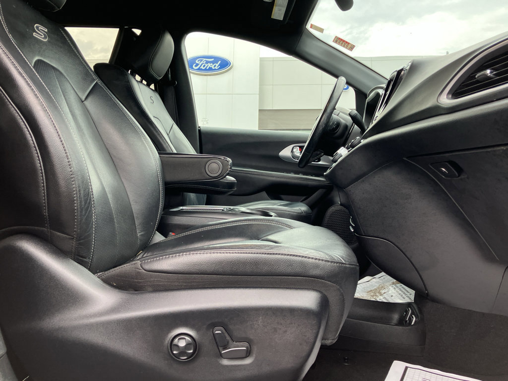 Used 2020 Chrysler Pacifica Touring-L Plus image 38