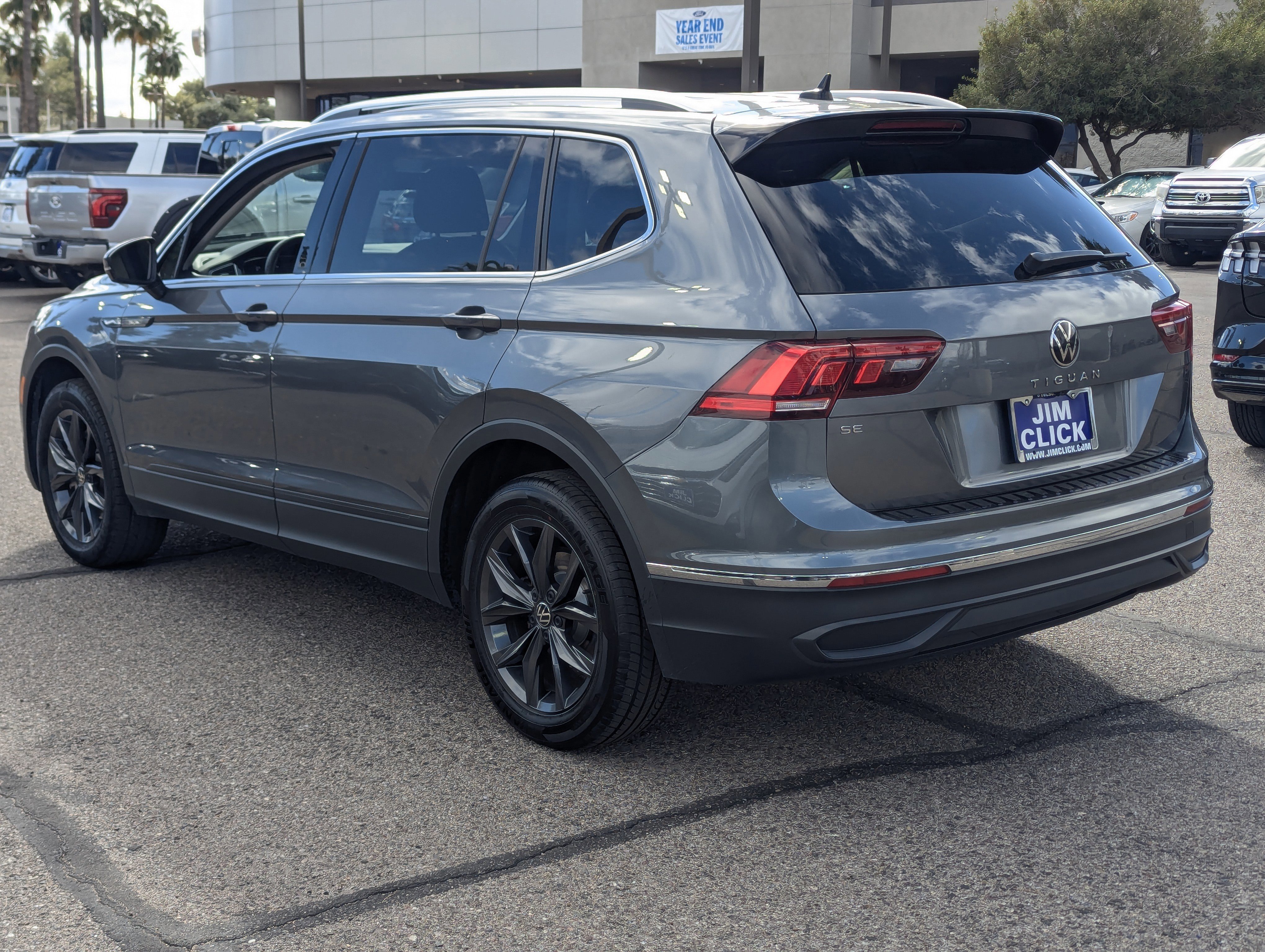 Used 2023 Volkswagen Tiguan SE image 2