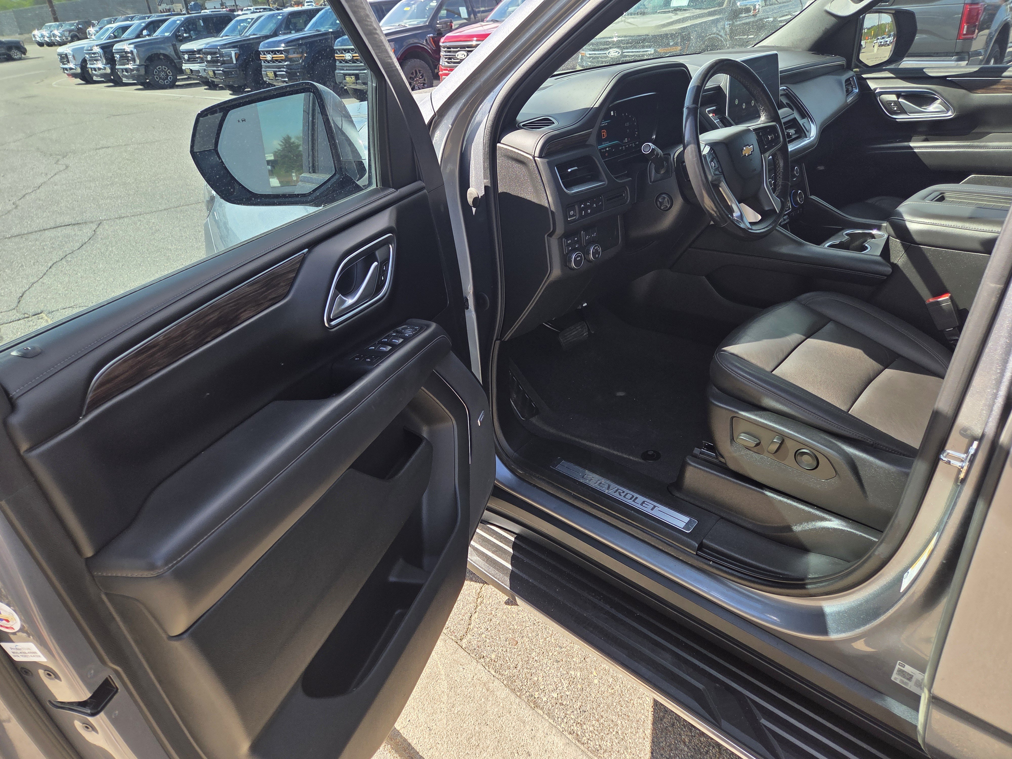 Used 2022 Chevrolet Suburban LT w/ Luxury Package AWD/4WD image 11