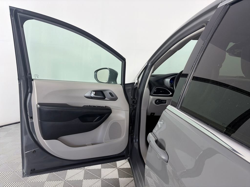Used 2022 Chrysler Pacifica Touring-L FWD image 10