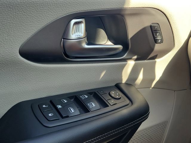 Used 2023 Chrysler Pacifica Touring-L image 18