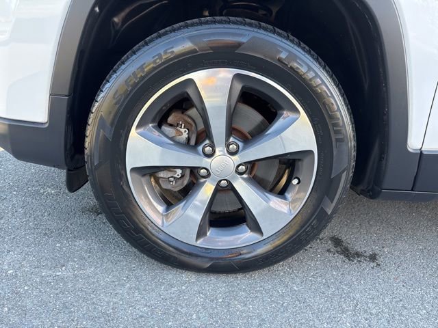 Used 2019 Jeep Cherokee Limited AWD/4WD image 13