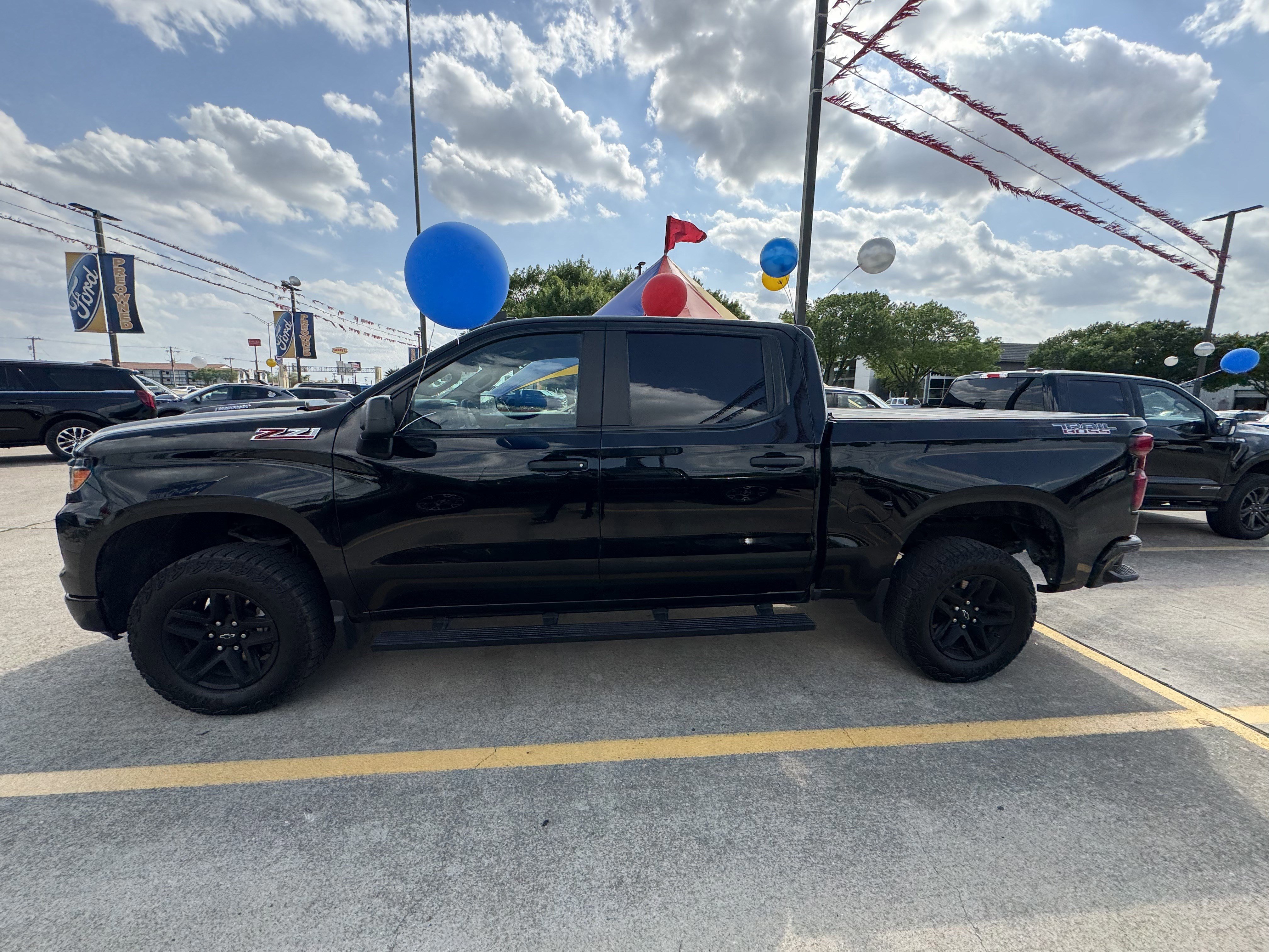 Used 2025 Chevrolet Silverado 1500 Custom Trail Boss w/ LPO, Dark Essentials Package image 7