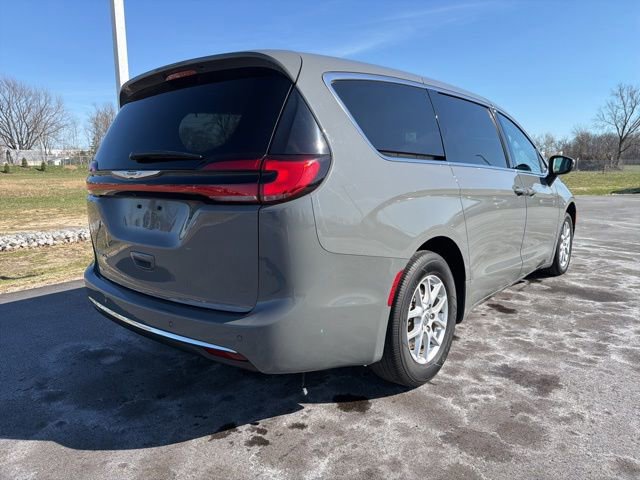 Used 2023 Chrysler Pacifica Touring-L image 4