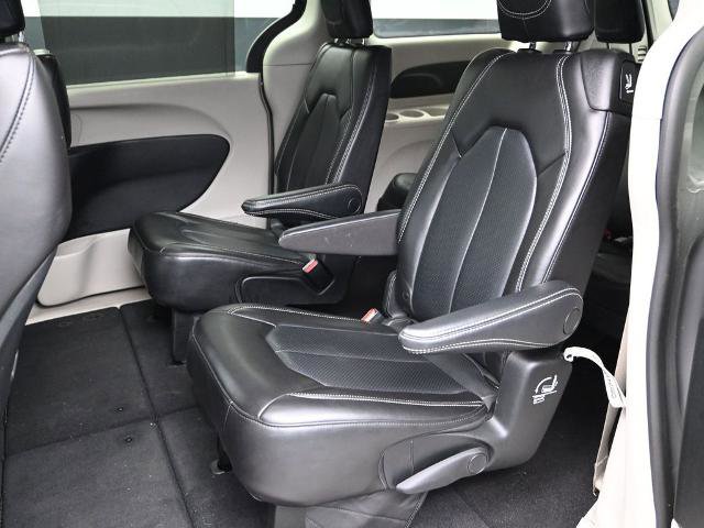 Used 2023 Chrysler Pacifica Touring-L image 19