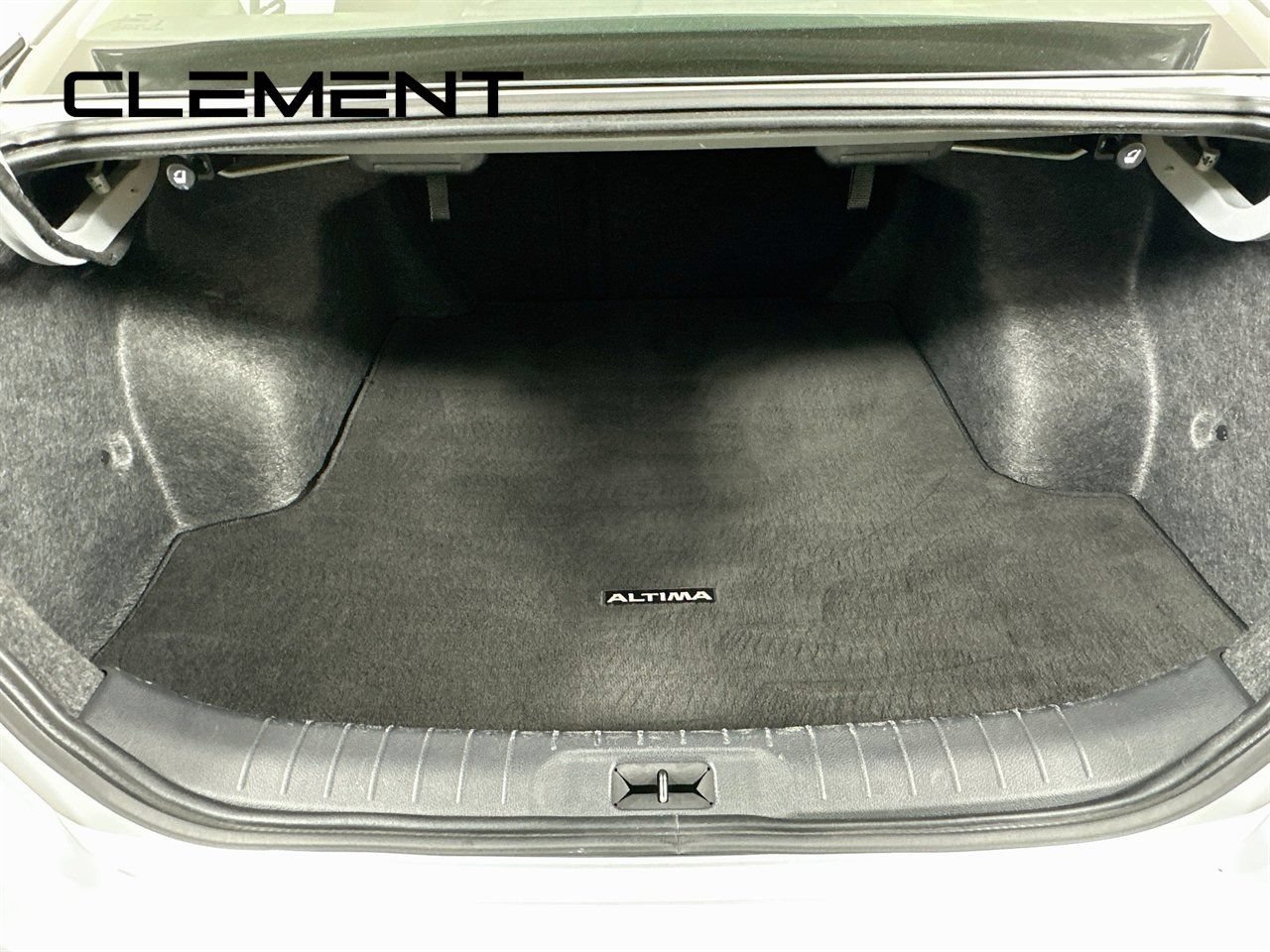 Used 2025 Nissan Altima 2.5 SV FWD image 11