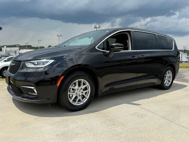 Used 2024 Chrysler Pacifica Touring-L FWD image 5