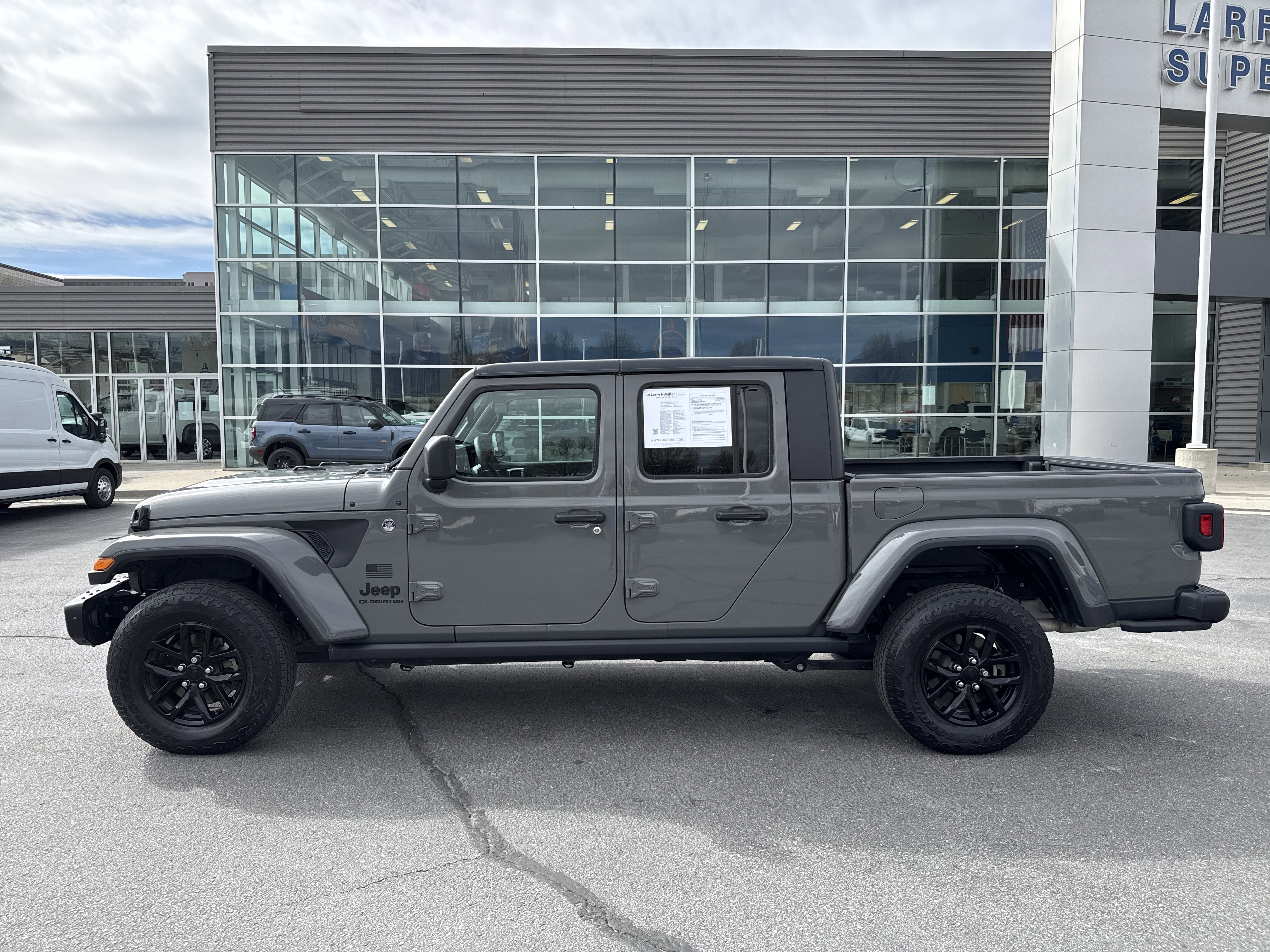 Used 2023 Jeep Gladiator Sport image 2
