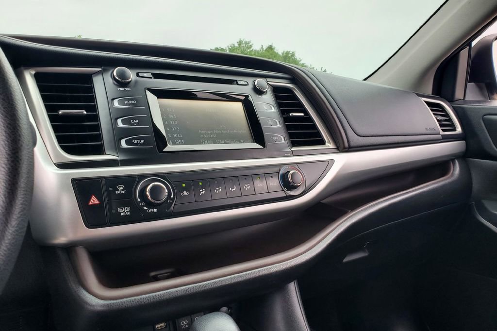 Used 2017 Toyota Highlander LE AWD/4WD image 10