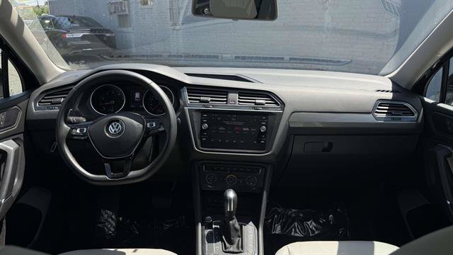 Used 2020 Volkswagen Tiguan SE w/ Panoramic Sunroof Package AWD/4WD image 25