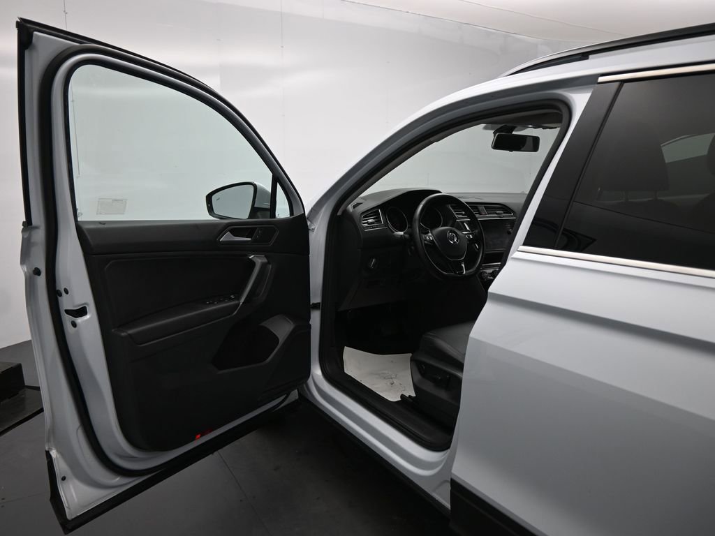 Used 2019 Volkswagen Tiguan SE w/ Panoramic Sunroof Package FWD image 9