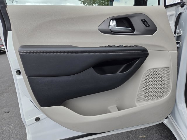 Used 2024 Chrysler Pacifica Touring-L FWD image 17