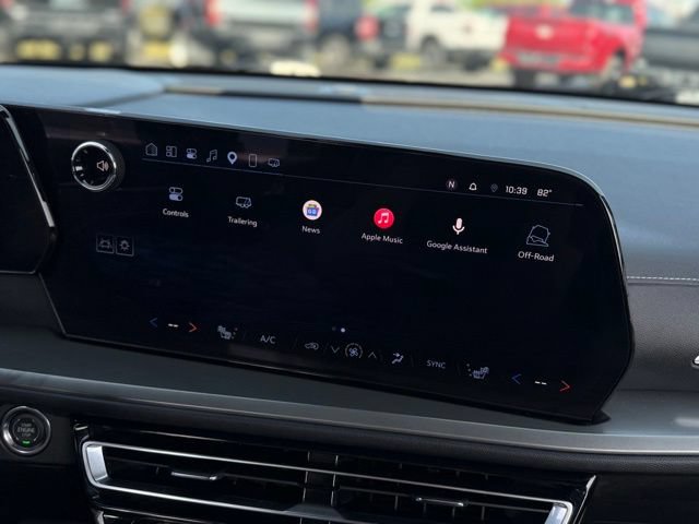 Used 2025 Chevrolet Traverse LT AWD/4WD image 24