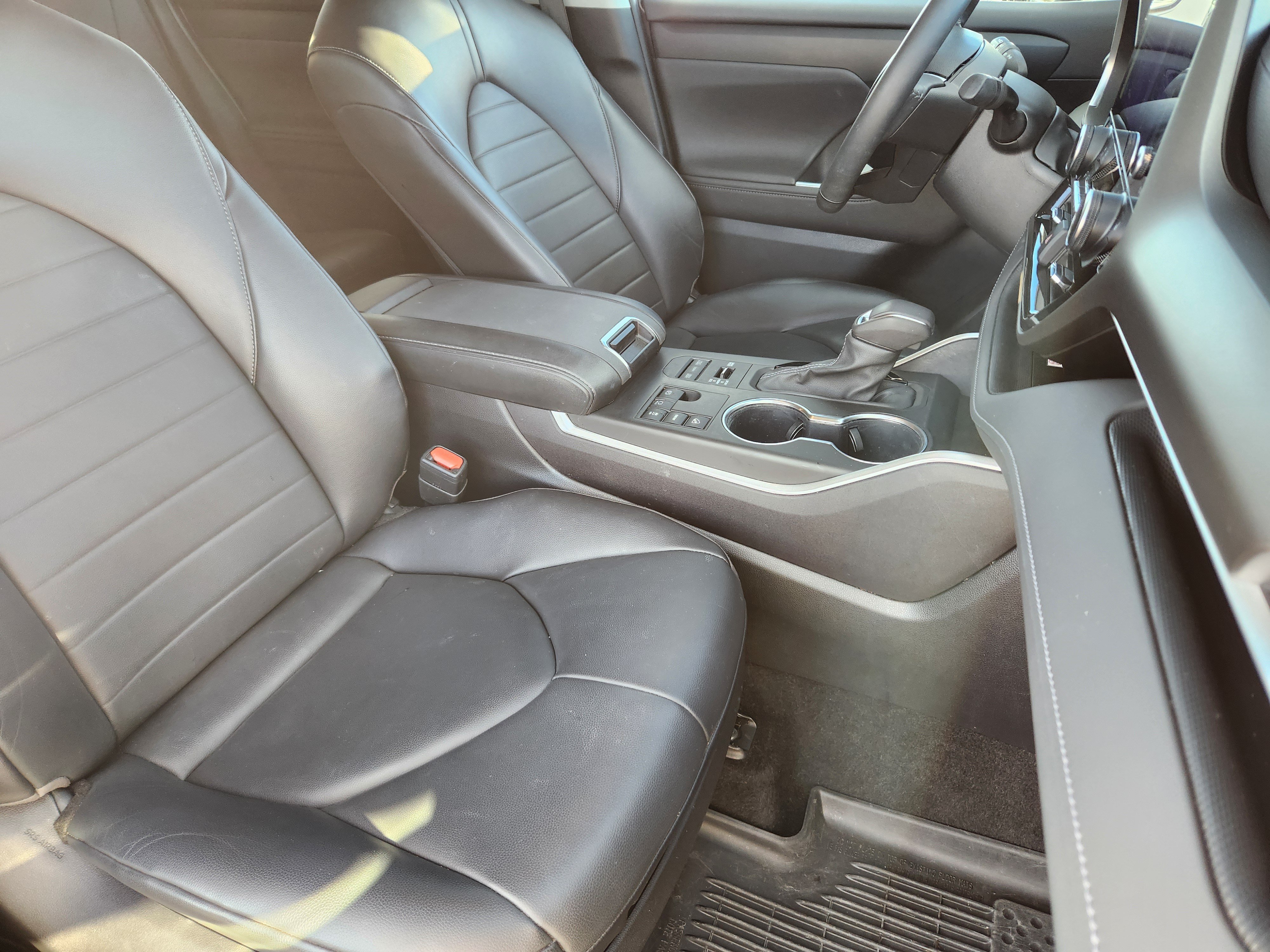 Used 2023 Toyota Highlander XLE AWD/4WD image 11