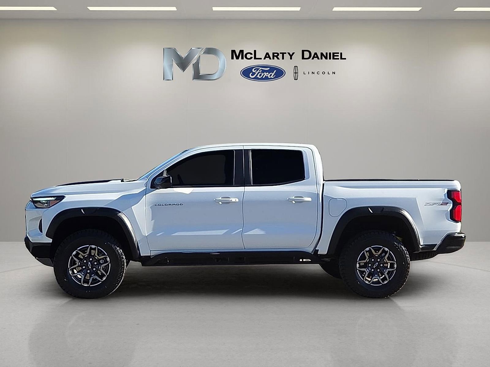 Used 2024 Chevrolet Colorado ZR2 w/ Technology Package AWD/4WD image 3