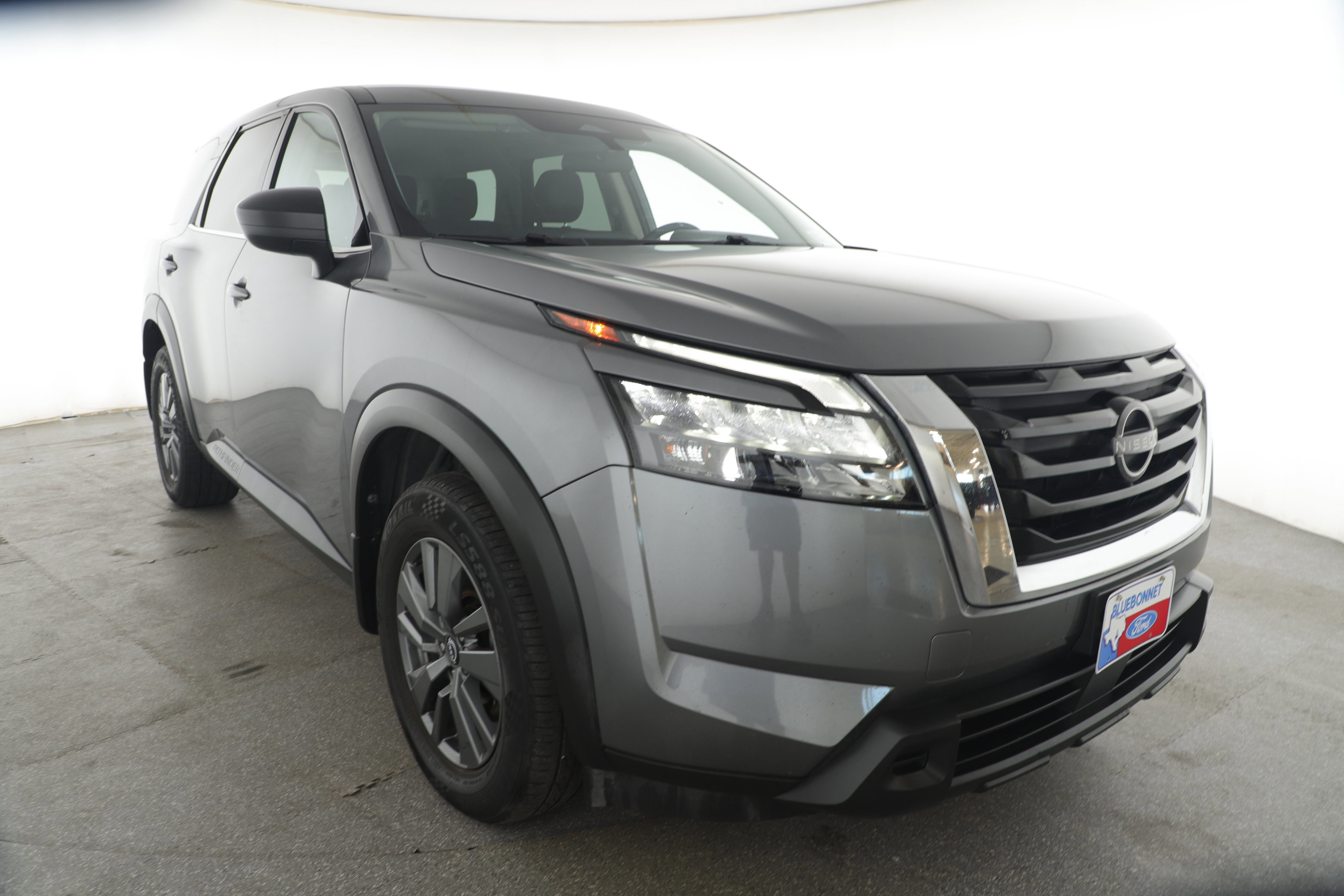 Used 2023 Nissan Pathfinder S image 3