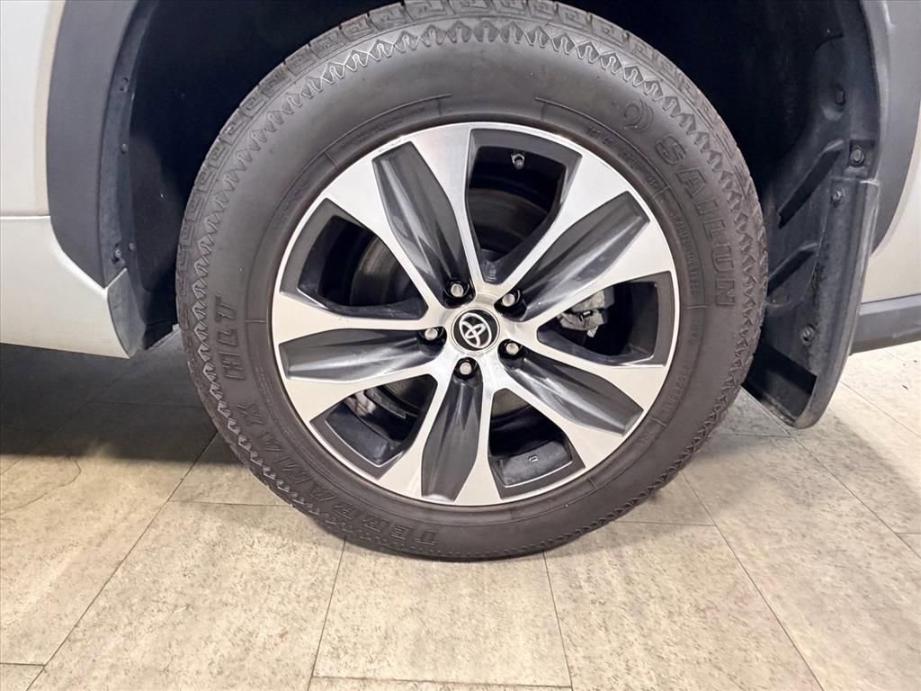 Used 2023 Toyota Highlander XLE image 16