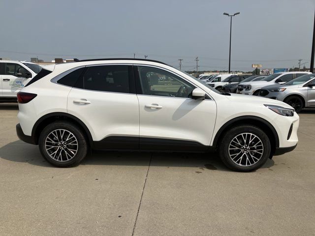 Certified 2025 Ford Escape SE w/ PHEV Premium Package FWD image 8