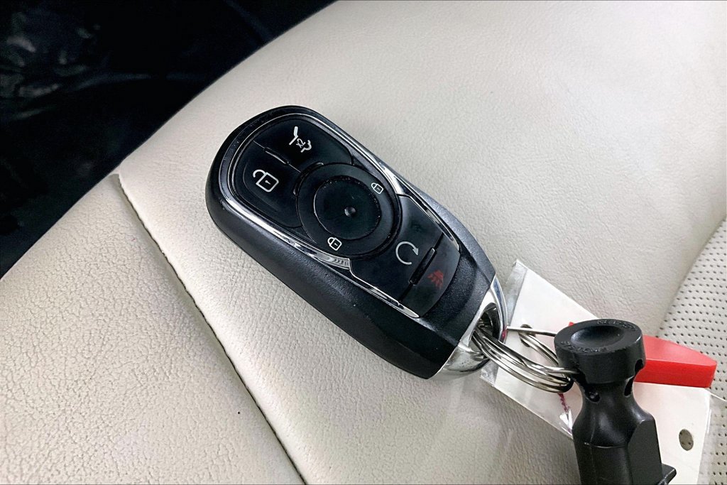 Used 2024 Buick Enclave Essence w/ Technology Package FWD image 10