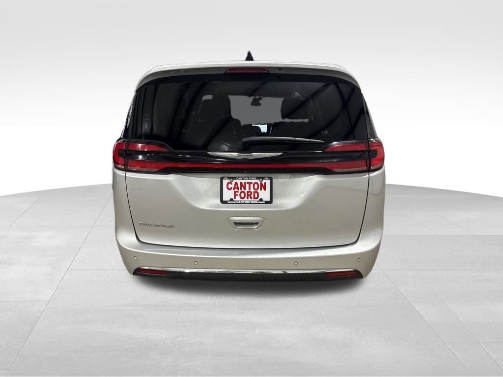 Used 2024 Chrysler Pacifica Touring-L image 5