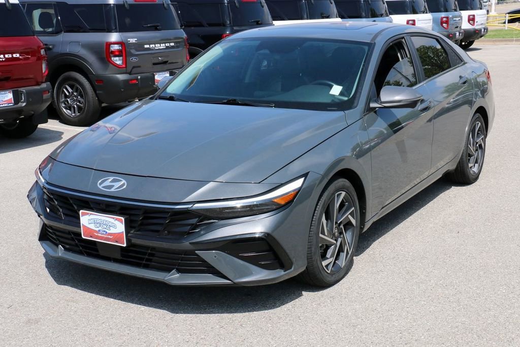 Used 2024 Hyundai Elantra Limited FWD image 2