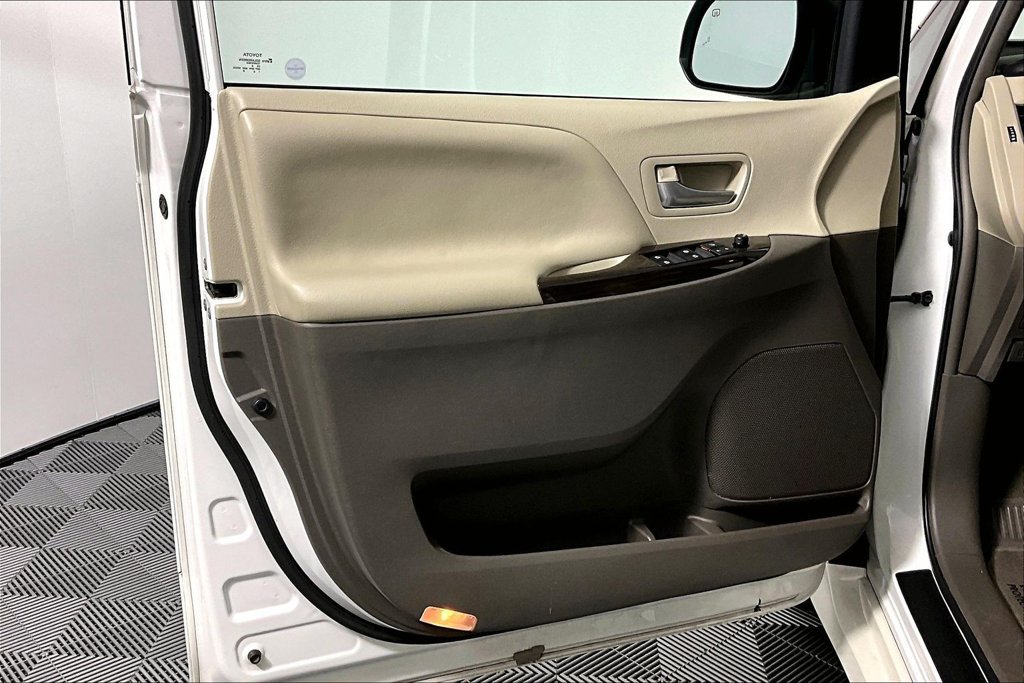 Used 2019 Toyota Sienna XLE w/ XLE Navigation Package FWD image 23