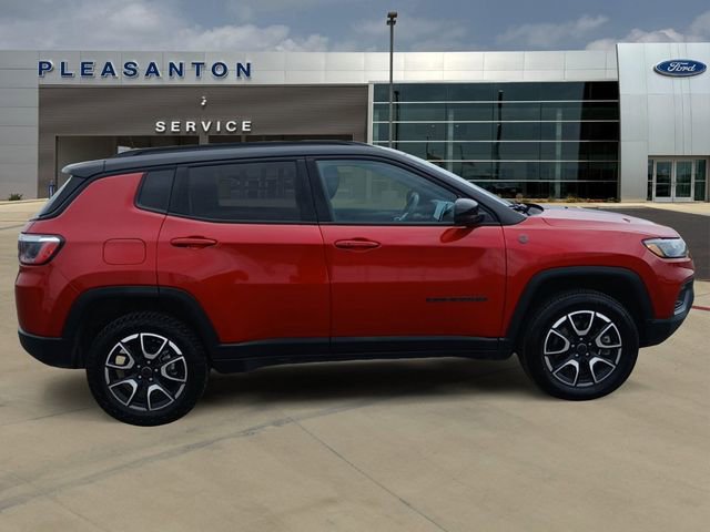 Used 2025 Jeep Compass Trailhawk AWD/4WD image 6