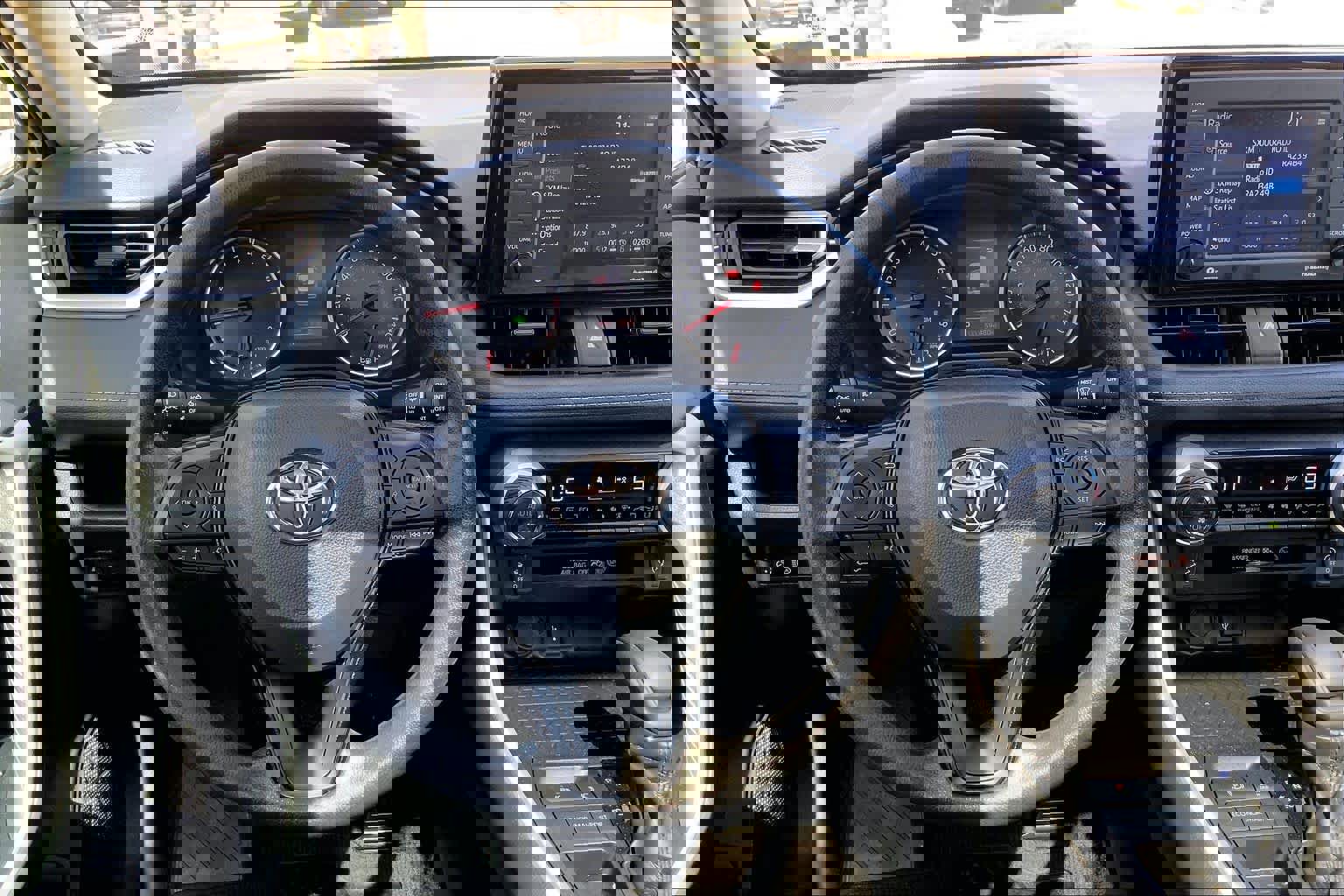 Used 2021 Toyota RAV4 XLE w/ Convenience Package image 8