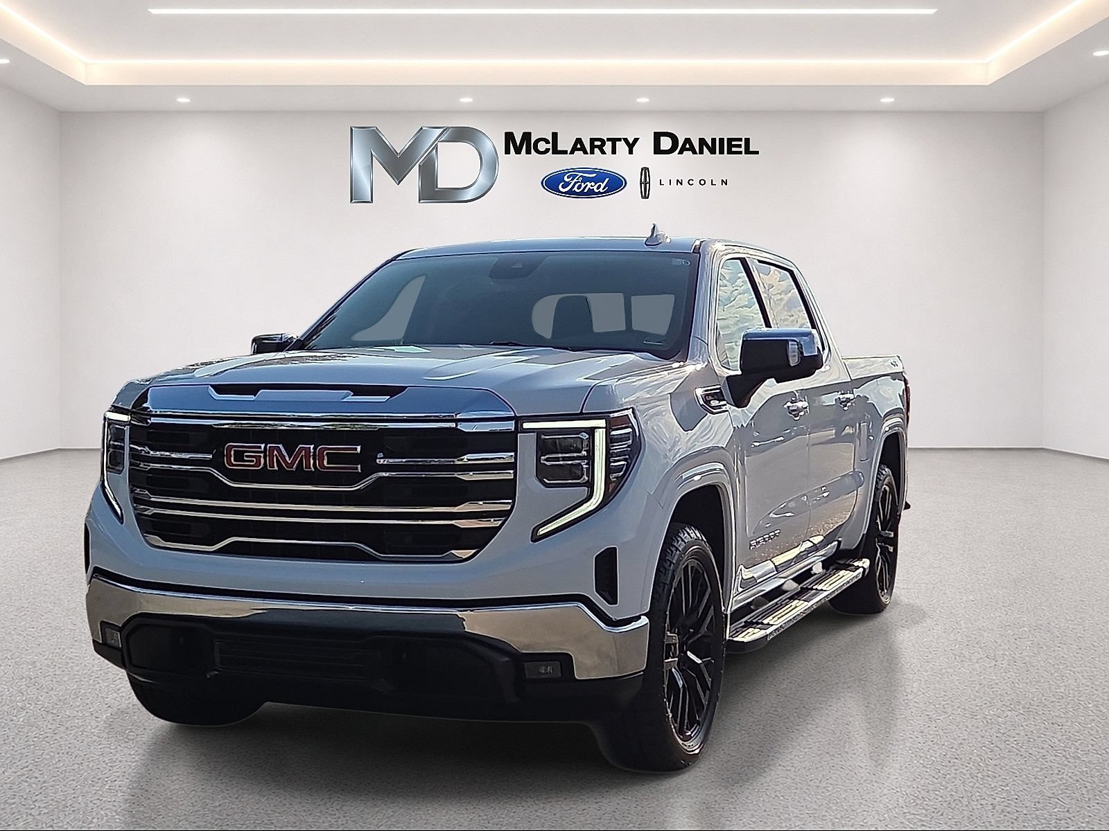 Used 2024 GMC Sierra 1500 SLT w/ SLT Premium Package AWD/4WD image 2