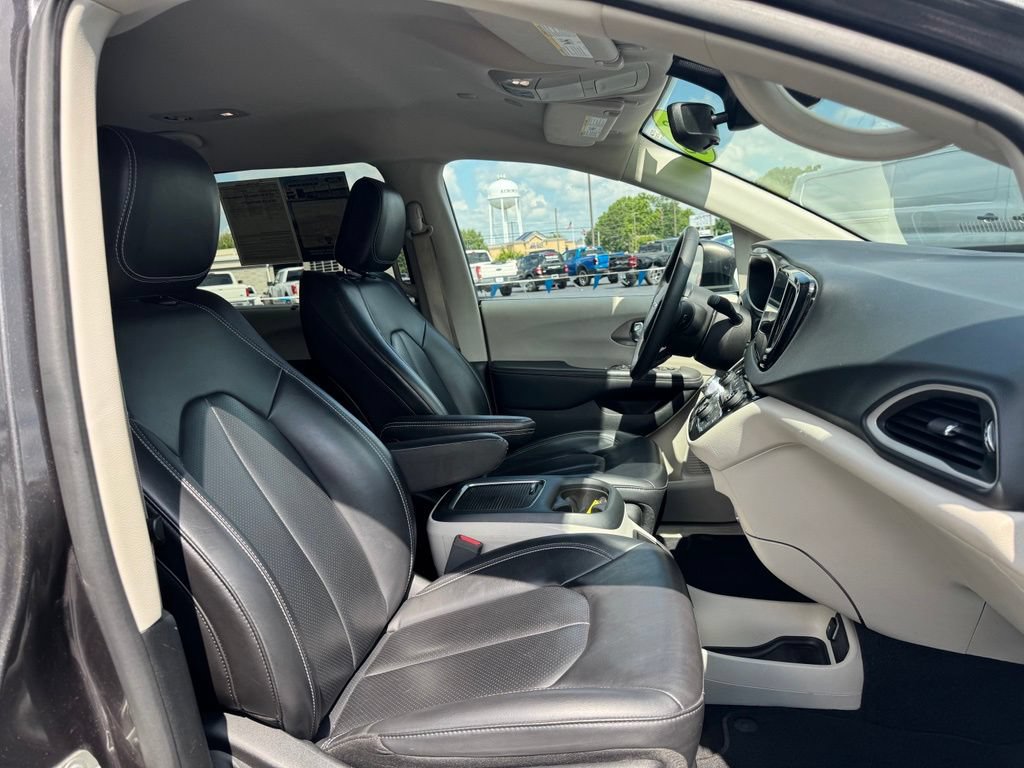 Used 2023 Chrysler Pacifica Touring-L FWD image 16