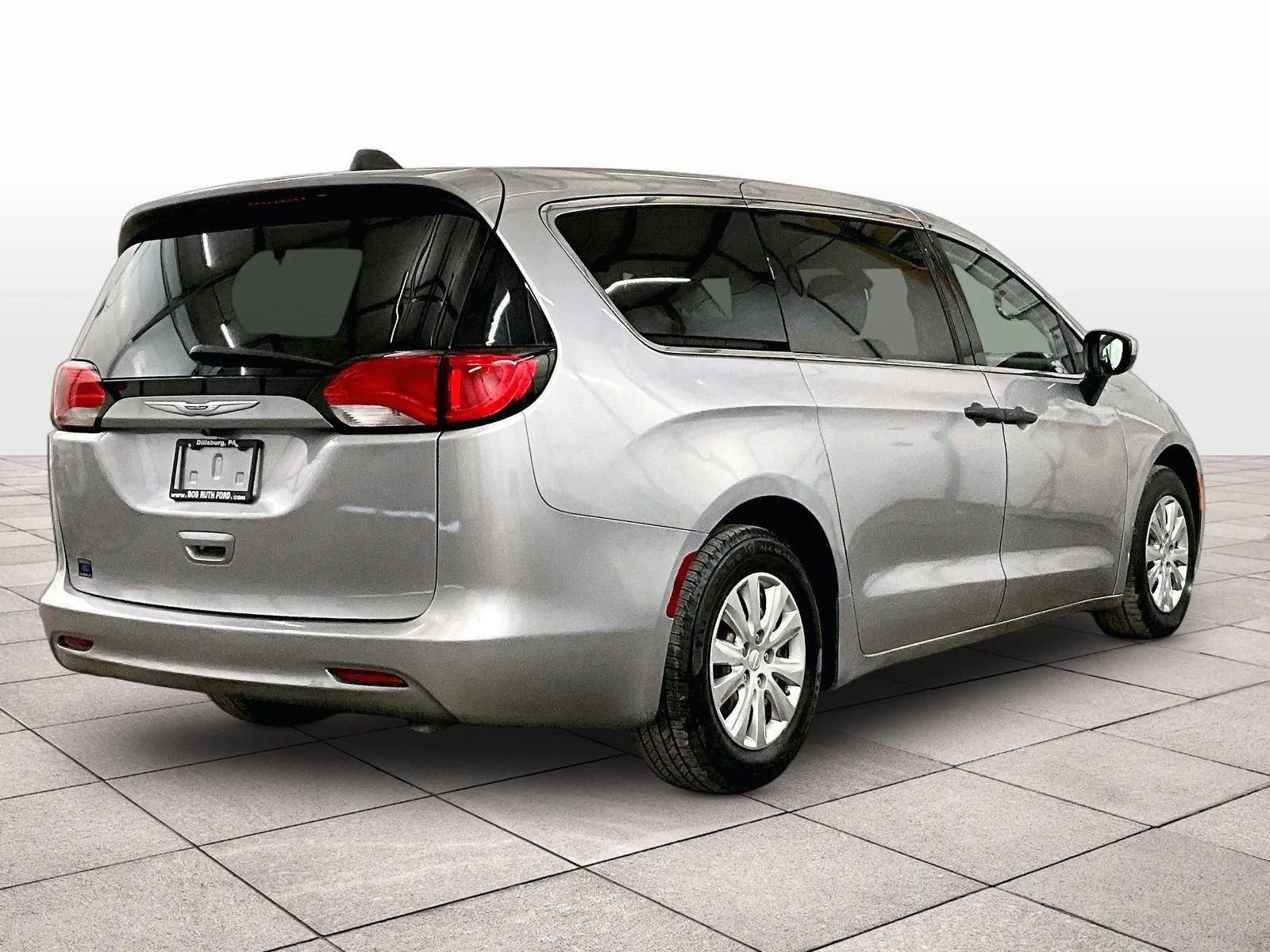 Used 2020 Chrysler Voyager L image 11